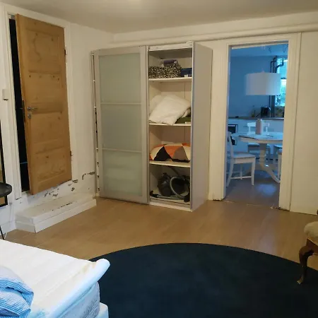 Private Individual In Shared - Next To Metro Apartment